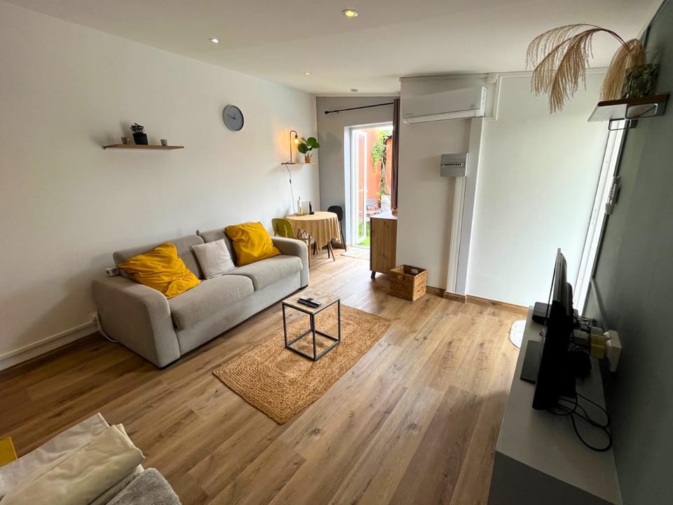 Living room, Decorative detail, Garden view