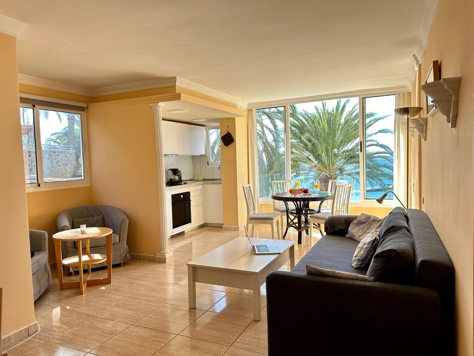 Kitchen or kitchenette, Living room, Seating area