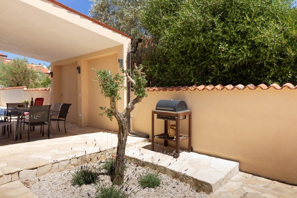 Beautiful villa Cissana with private pool near the beach by WiiBuk Villa in Peroj