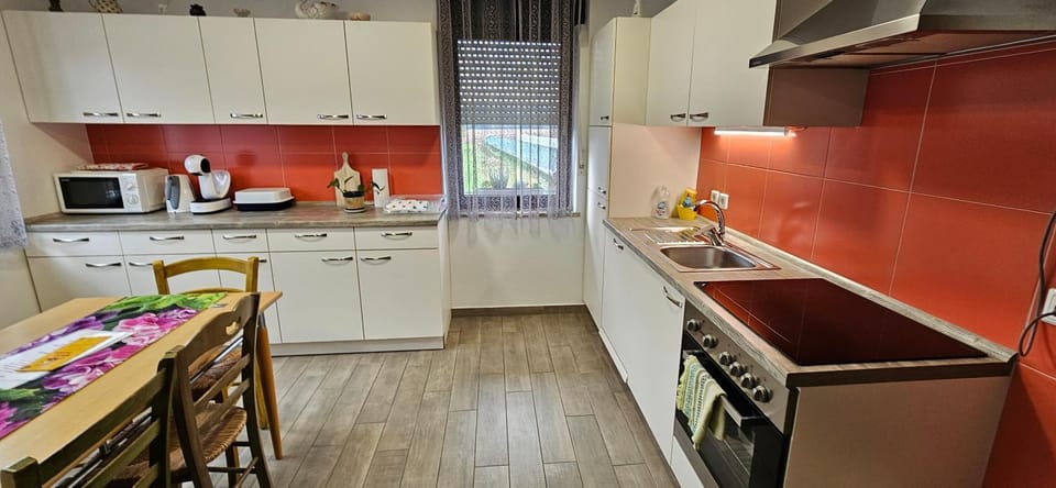 Coffee/tea facilities, Kitchen or kitchenette, Dining area, dishwasher, toaster