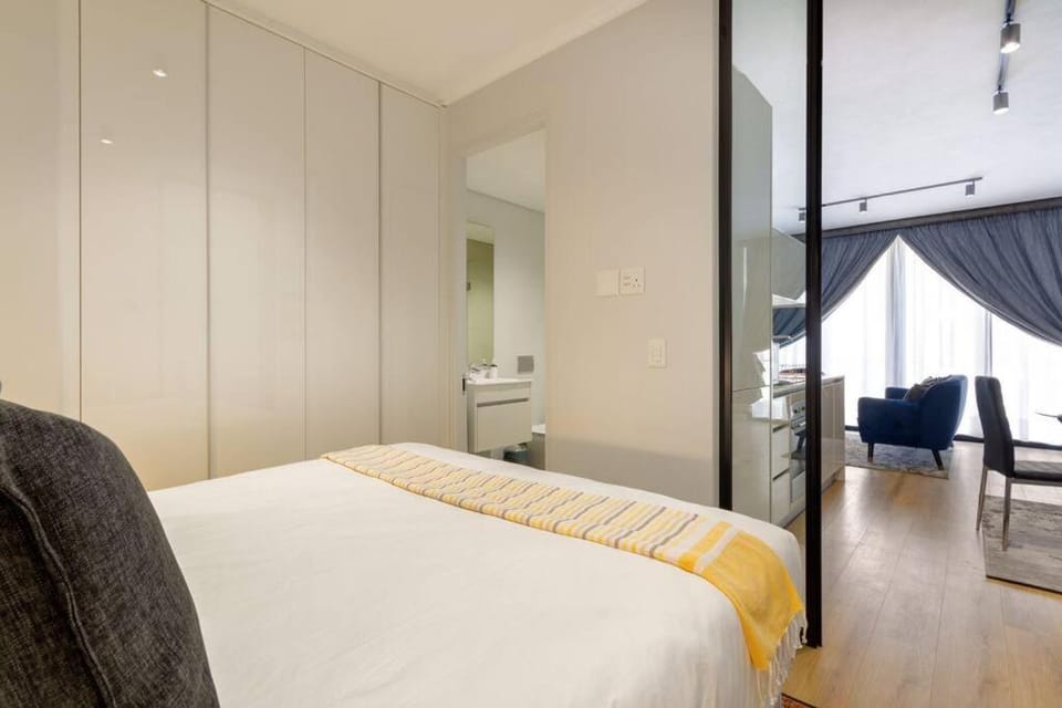 Alimama Spaces: The Manson Newton Villa Ellipse Apartment in Sandton