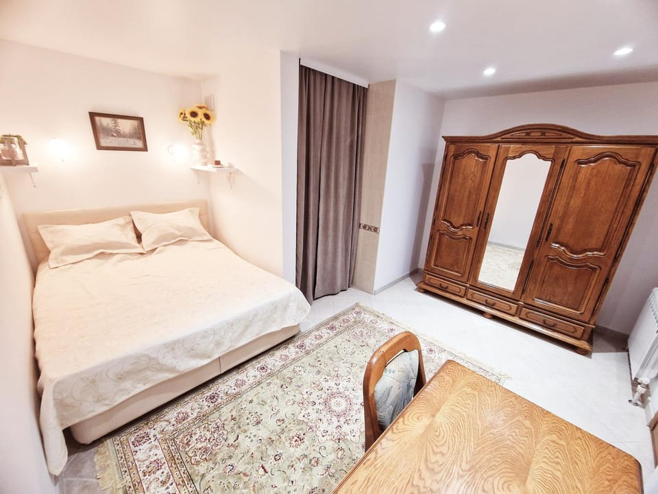 Photo of the whole room, Bedroom, wardrobe