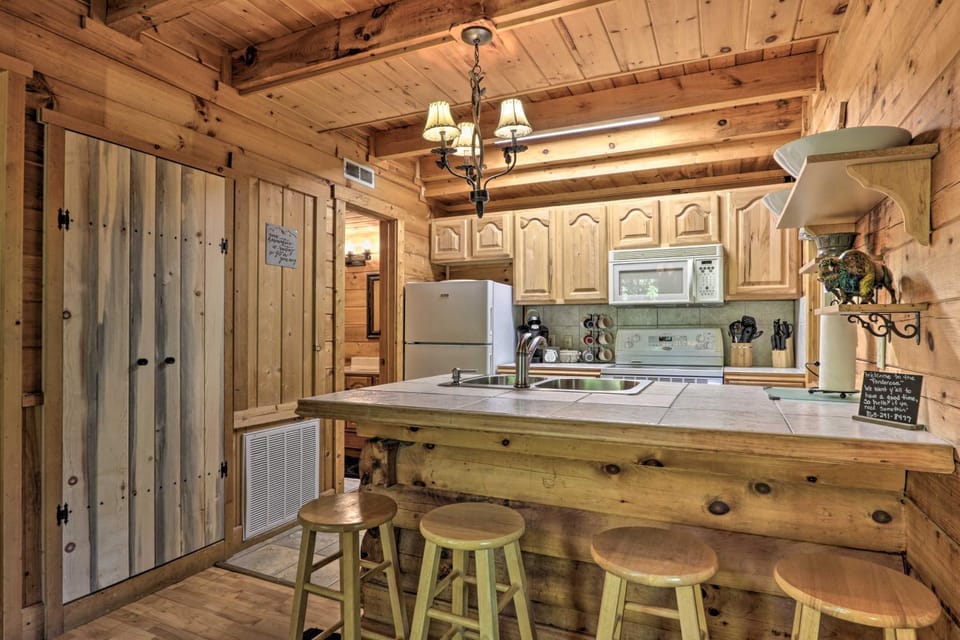 3 Mi to Pigeon Forge: Cabin w/ Hot Tub & Deck Cabin in Pigeon Forge