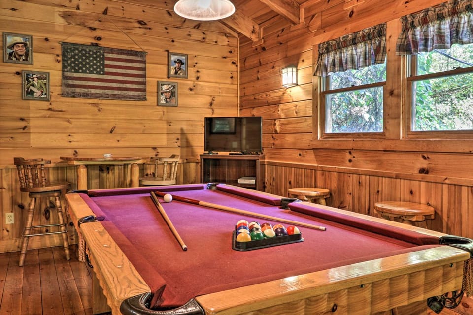 3 Mi to Pigeon Forge: Cabin w/ Hot Tub & Deck Cabin in Pigeon Forge