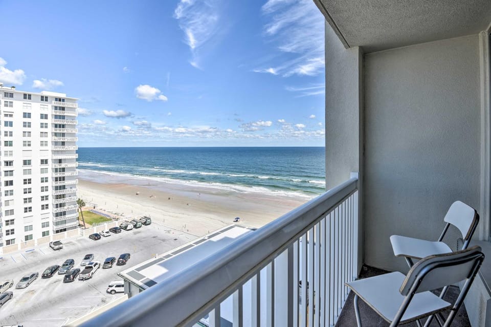 ‘Vacation Vibe’ Condo: Eleventh-Floor Ocean Views House in Holly Hill