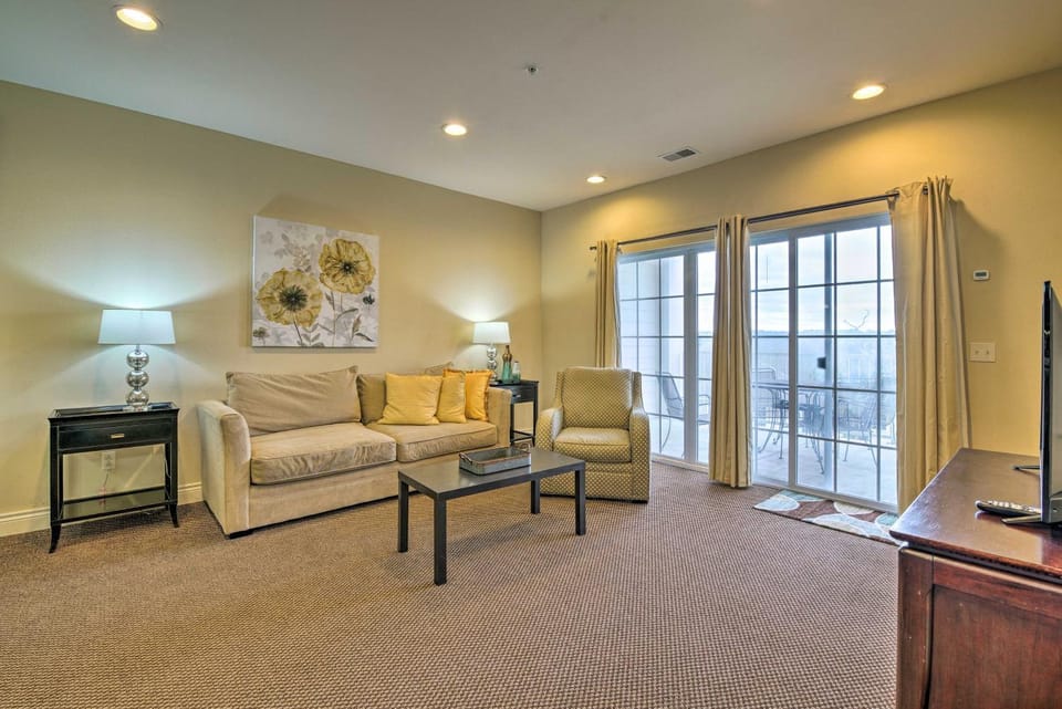 3 Mi to Dtwn: Inviting Branson Condo w/ Balcony House in Branson