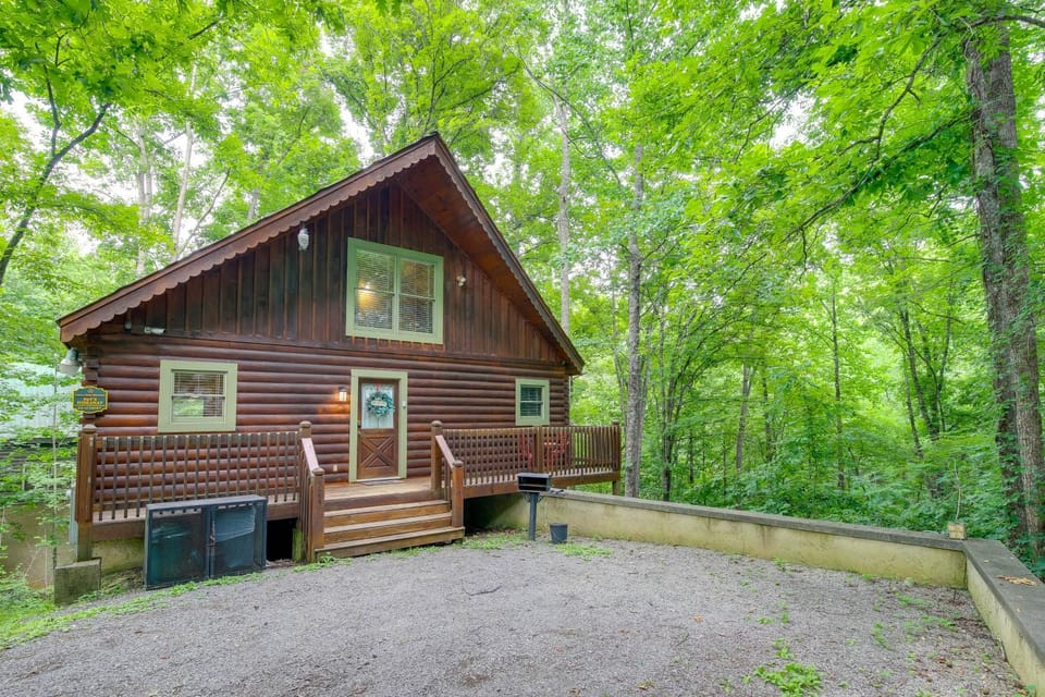 Hot Tub + Pool Table: Secluded Seiverville Cabin Cabin in Gatlinburg