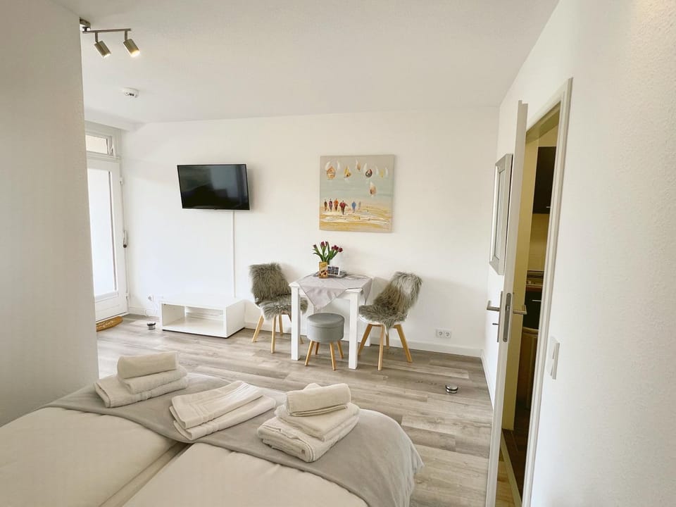 TV and multimedia, Living room, Photo of the whole room, Dining area
