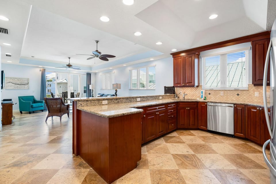 A Somewhere is Here by Beachside Management Apartment in Siesta Beach