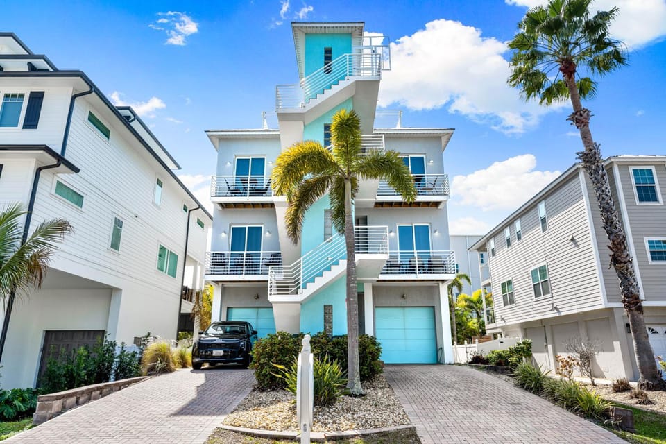 A Somewhere is Here by Beachside Management Apartment in Siesta Beach
