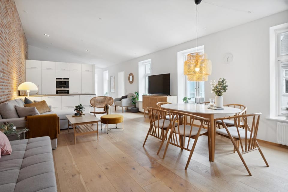 Communal lounge/ TV room, TV and multimedia, Kitchen or kitchenette, Living room, Seating area, Dining area, Evening entertainment