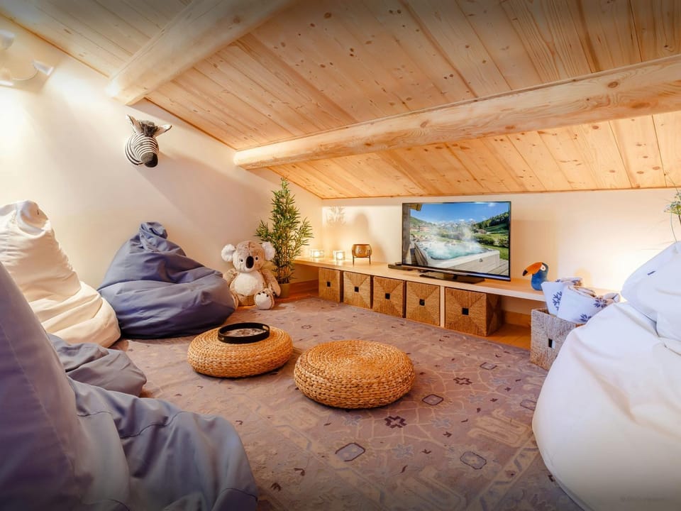 Communal lounge/ TV room, TV and multimedia, Seating area, Evening entertainment