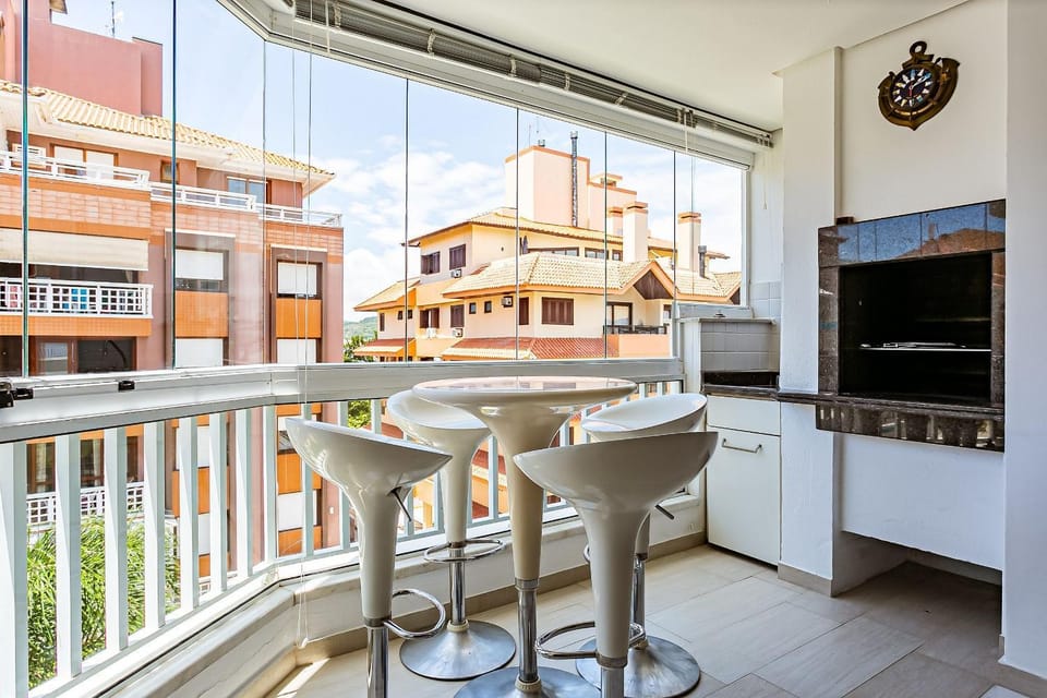 Balcony/Terrace, Street view
