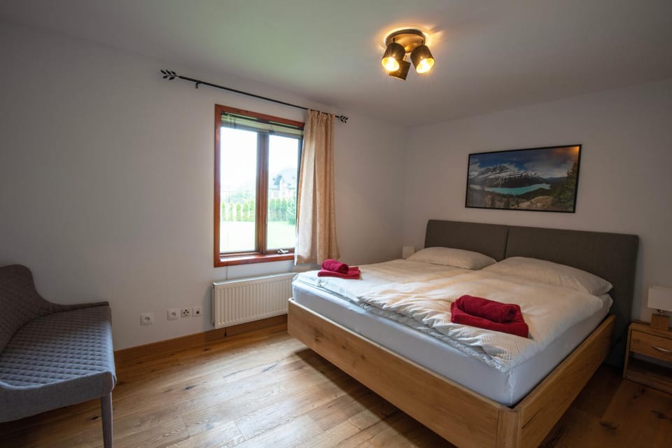 Bed, Bedroom, towels