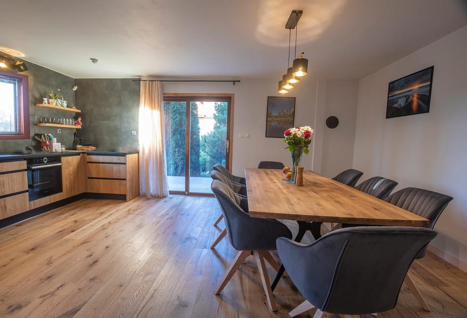 Kitchen or kitchenette, Dining area, pet friendly, stove