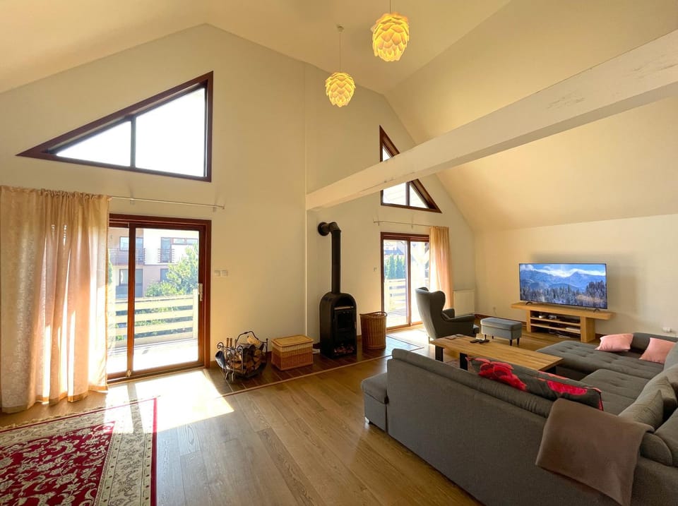 Communal lounge/ TV room, TV and multimedia, Living room, Seating area, Evening entertainment