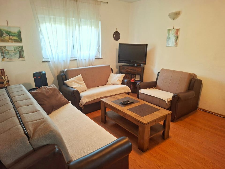 Communal lounge/ TV room, TV and multimedia, Living room, Seating area, Evening entertainment