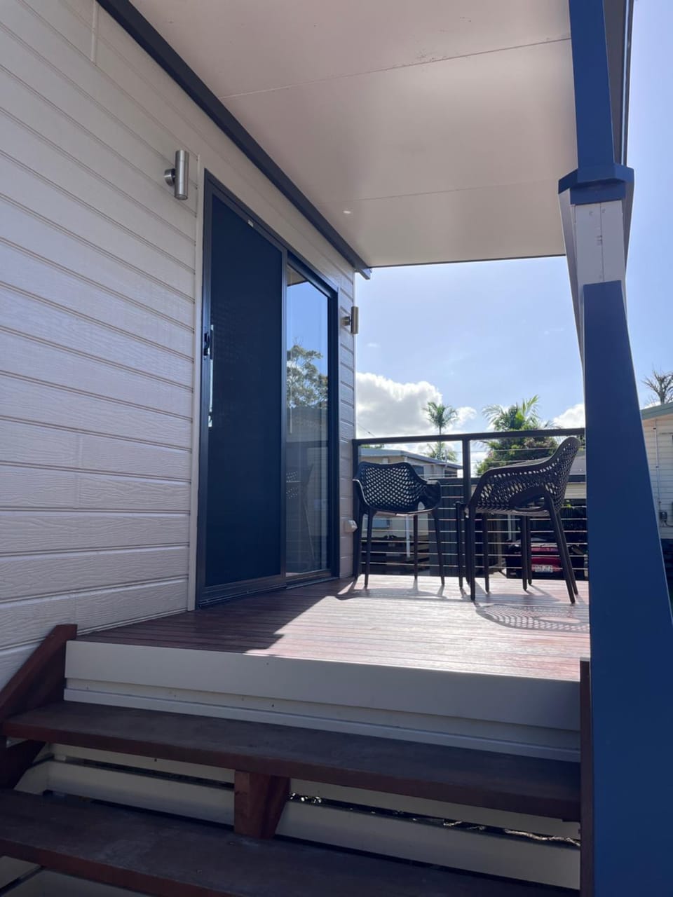 Property building, Day, Balcony/Terrace