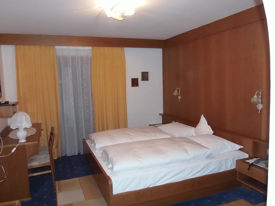 Bed, Seating area