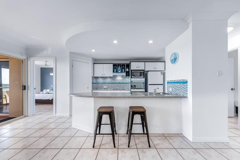 Kitchen or kitchenette, minibar