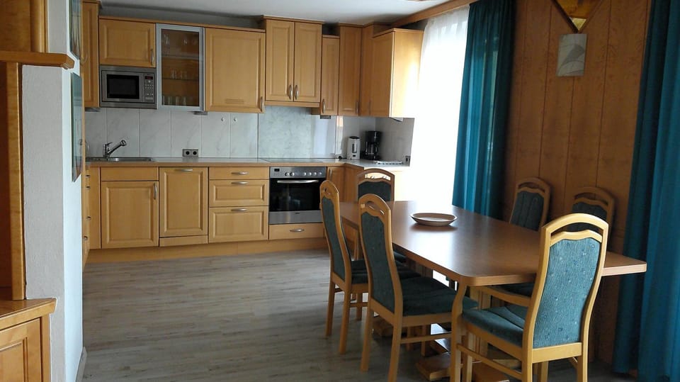 Dining area, kitchen