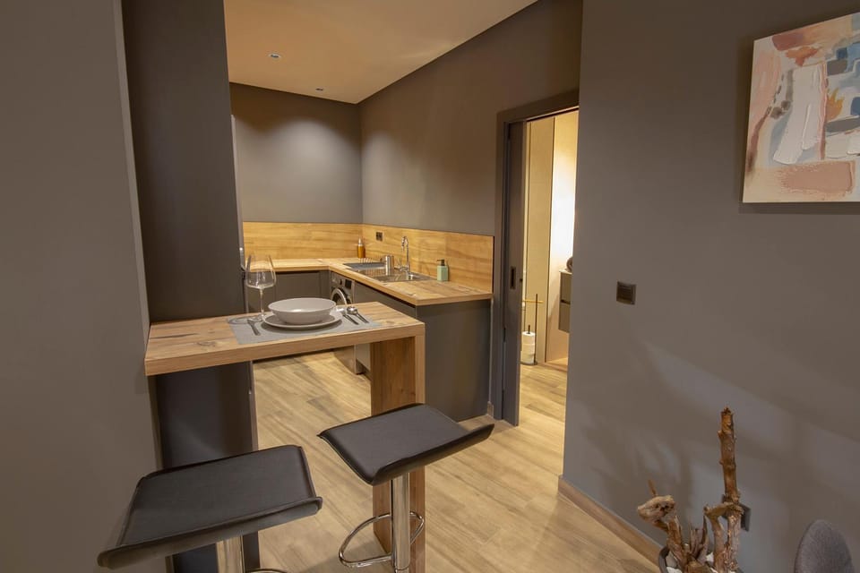 Kitchen or kitchenette, Dining area, stove