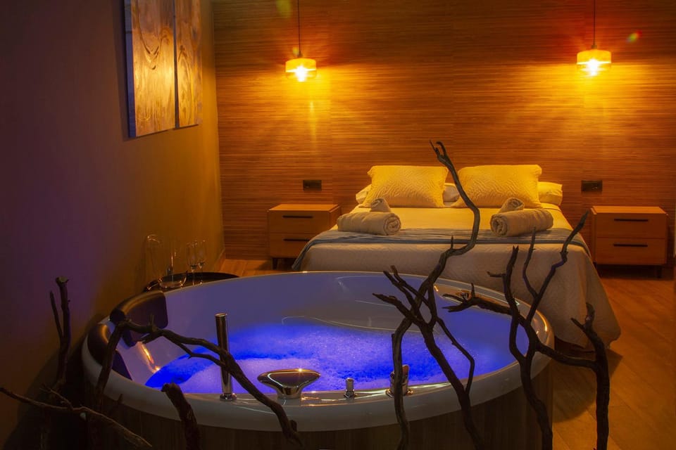 Bed, Hot Tub, Photo of the whole room, Bedroom