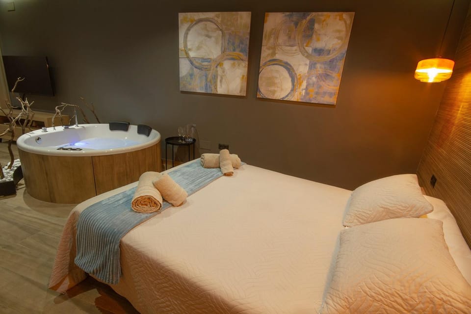 Bed, Hot Tub, Photo of the whole room, Bedroom, towels
