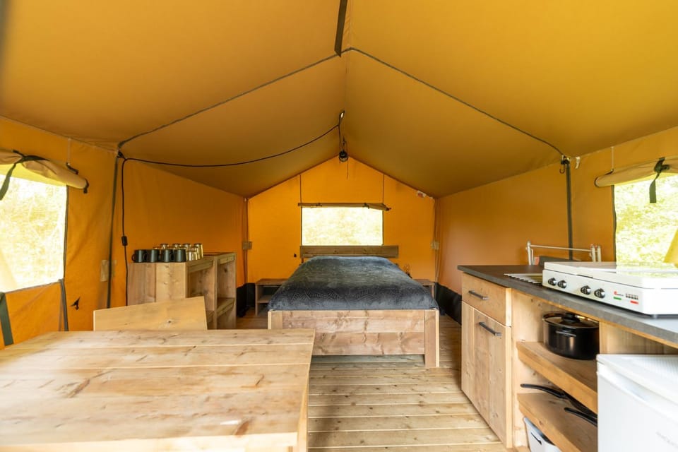 Safari tent 2 op Wellness Camping en B&B Stoltenborg Luxury tent in Gelderland, Netherlands