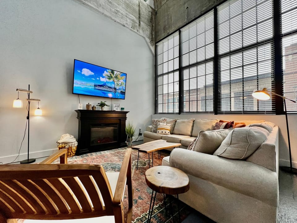 Communal lounge/ TV room, TV and multimedia, Living room, Seating area, Evening entertainment