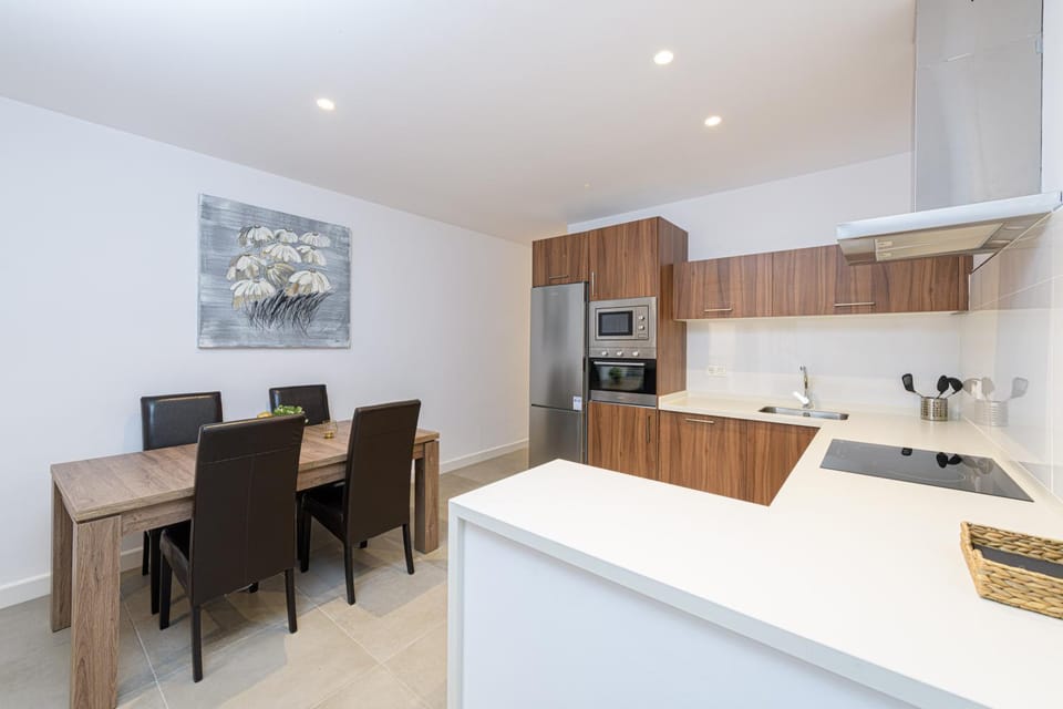 Kitchen or kitchenette, Dining area