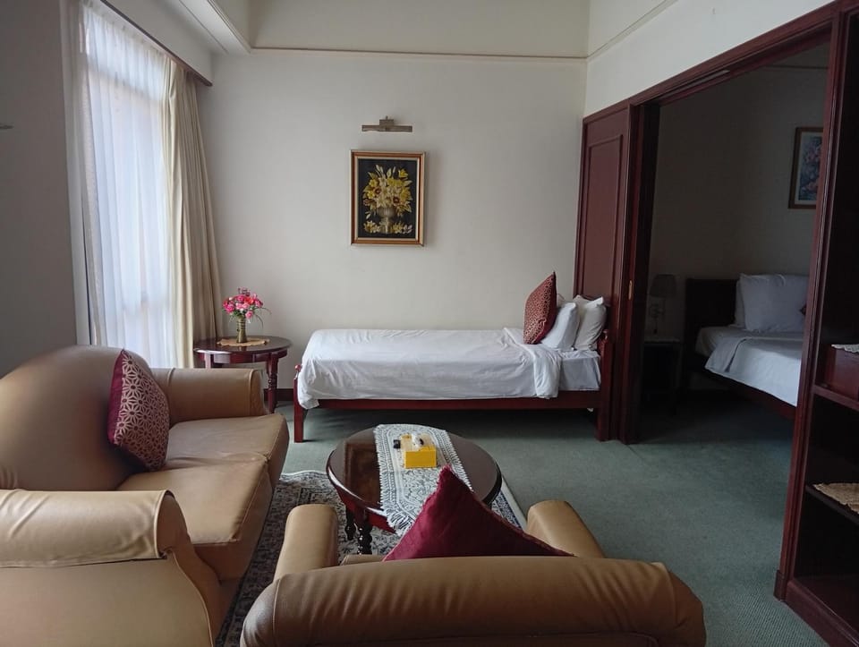 Bed, Living room, Photo of the whole room, Seating area