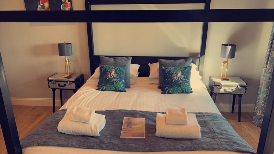 Bed, Bedroom, towels
