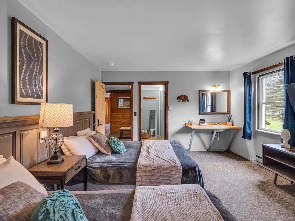 Bed, Photo of the whole room, Seating area, Bedroom