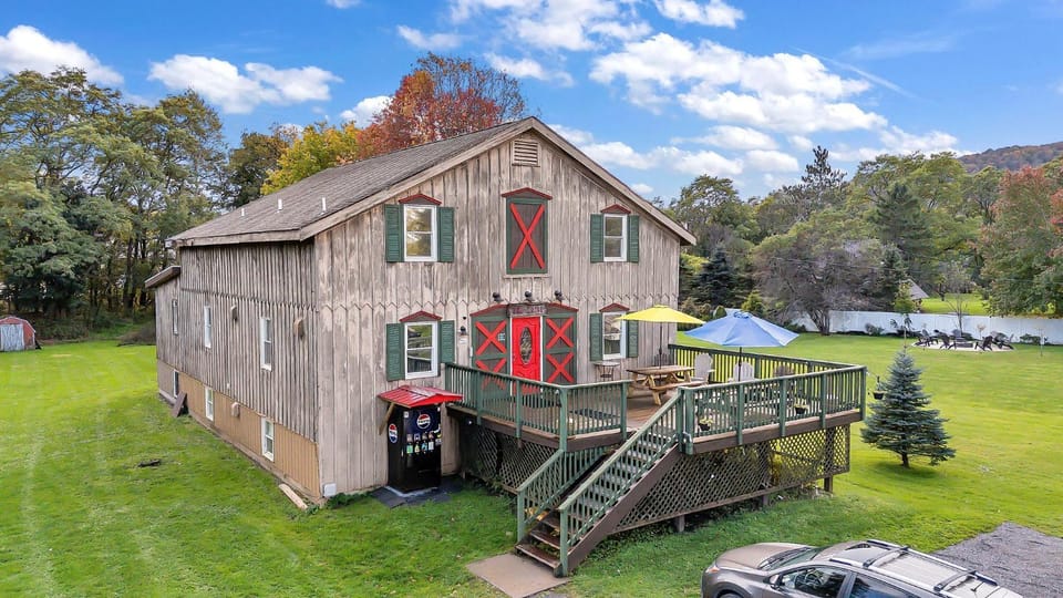 Property building, Patio, Facade/entrance, Spring, Day, People, Property logo or sign, Natural landscape, Activities, Bird's eye view, Children play ground, Garden, View (from property/room), Balcony/Terrace, Garden view, Landmark view, Mountain view, Sports, Entertainment, Meals, children, Family, furniture, internet, wedding