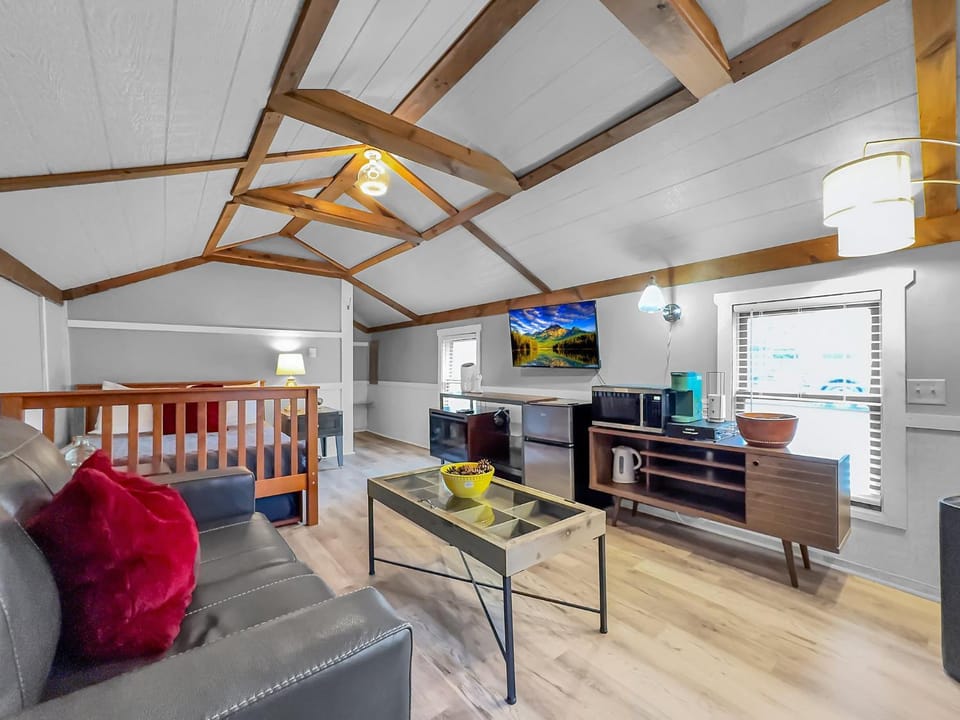 TV and multimedia, Living room, Seating area, Evening entertainment