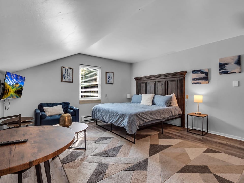 Photo of the whole room, Decorative detail, Decorative detail, Bedroom