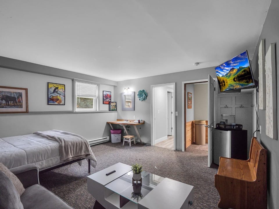 Bed, TV and multimedia, Photo of the whole room, Seating area, Bedroom