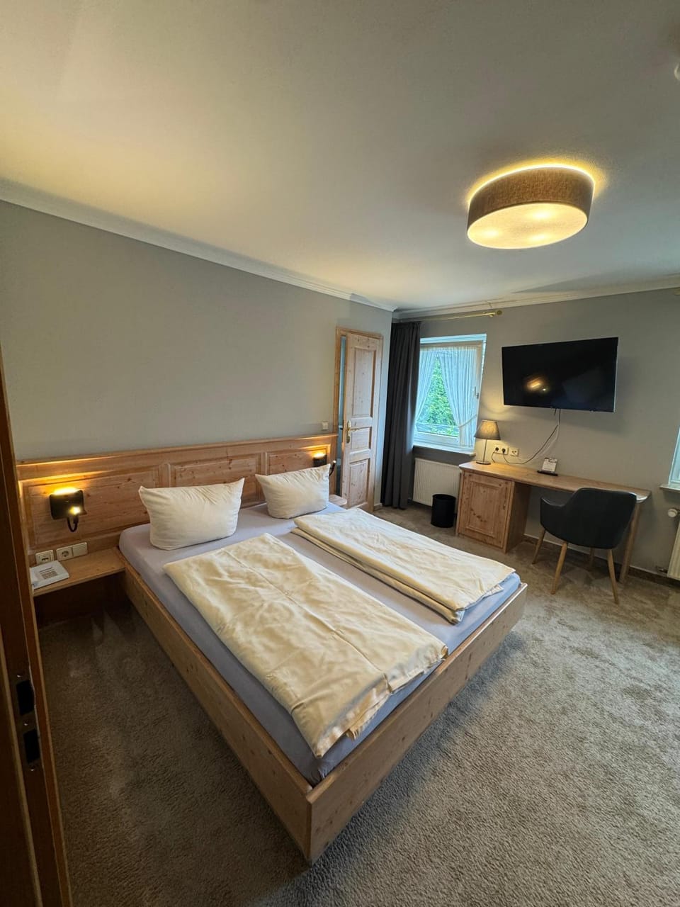 Photo of the whole room, Bedroom