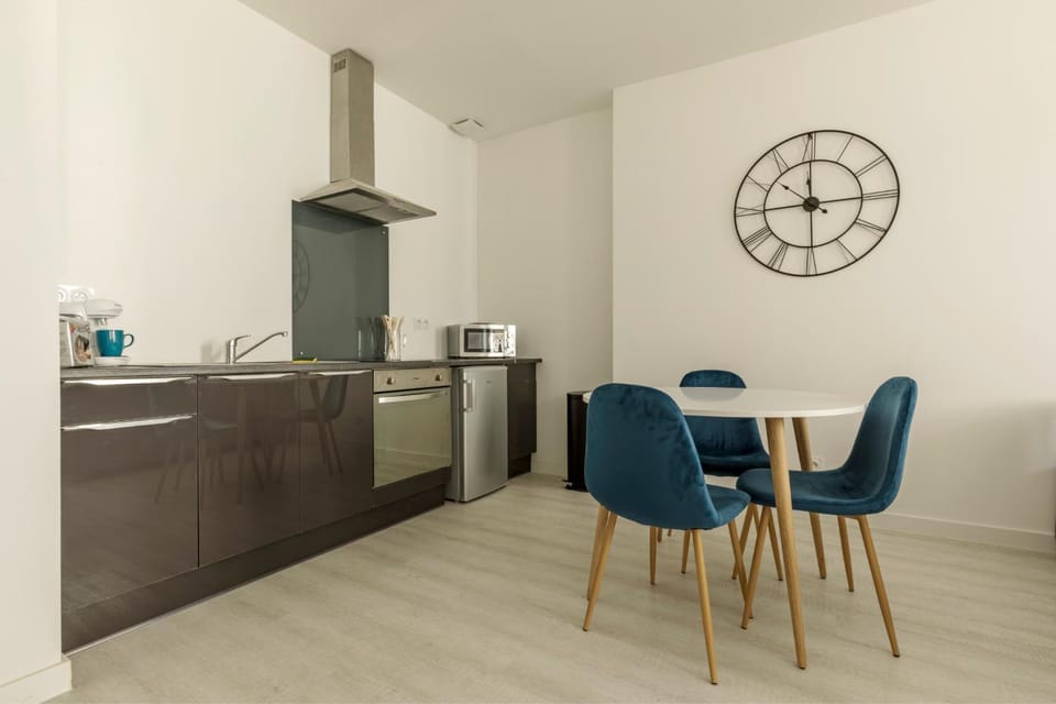 Kitchen or kitchenette, Dining area, oven, stove