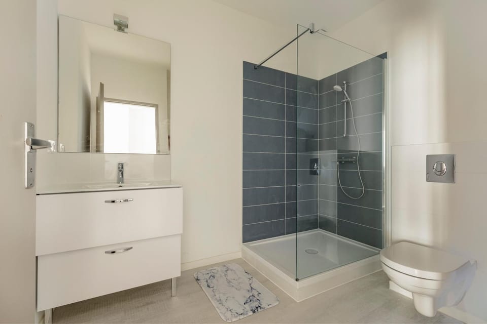 Shower, Toilet, Bathroom, Bath, towels