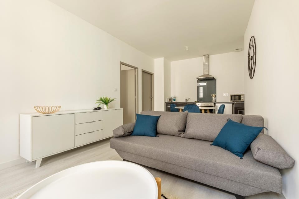 Coffee/tea facilities, Kitchen or kitchenette, Living room, Seating area