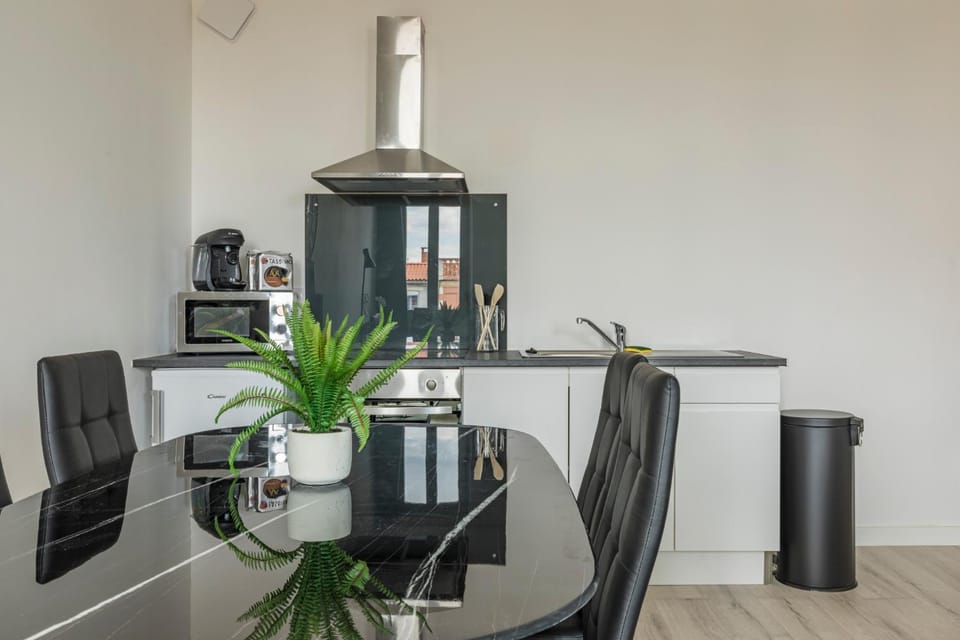 Kitchen or kitchenette, Seating area, Dining area, stove, kitchen