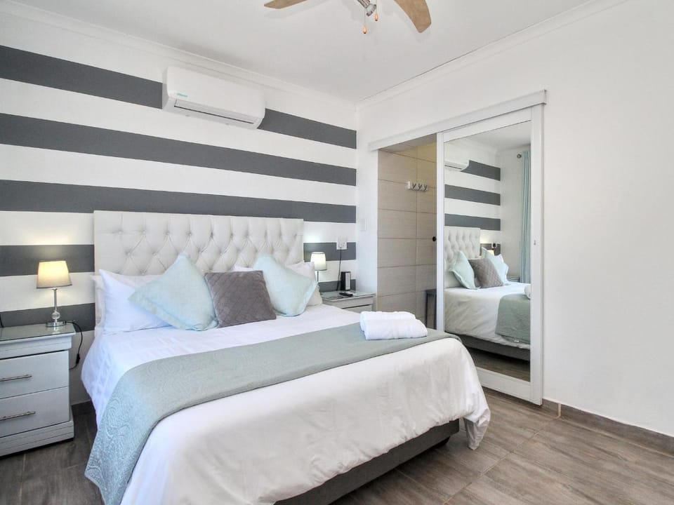 Photo of the whole room, Decorative detail