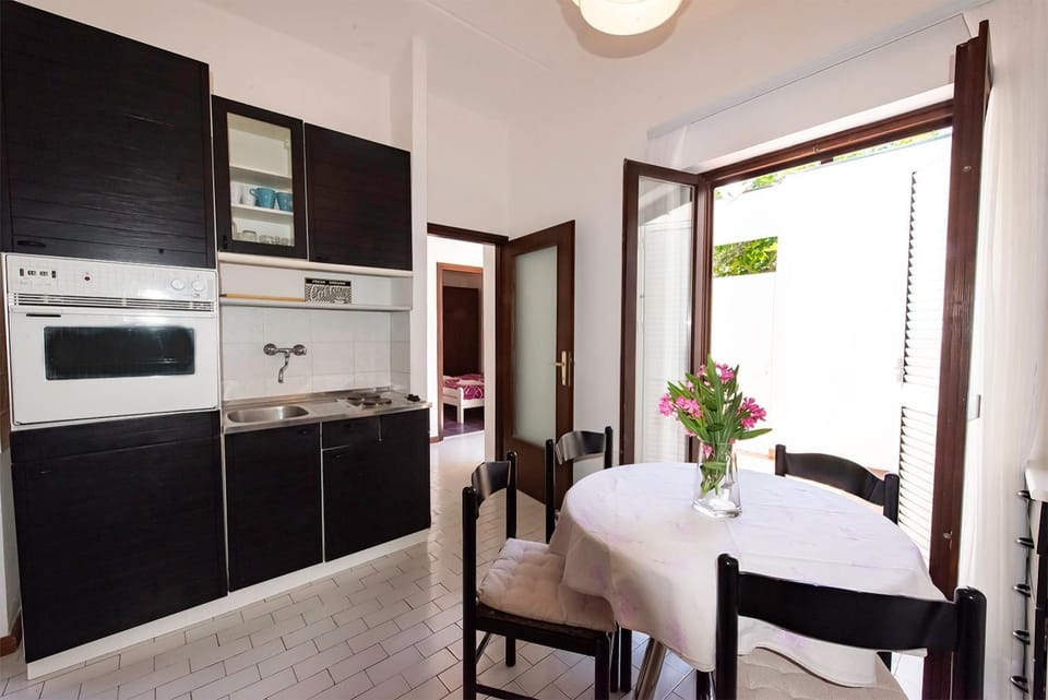 Dining area, oven, kitchen