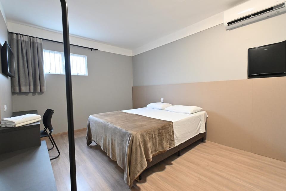 Bed, TV and multimedia, Photo of the whole room, Bedroom, towels, air conditioner