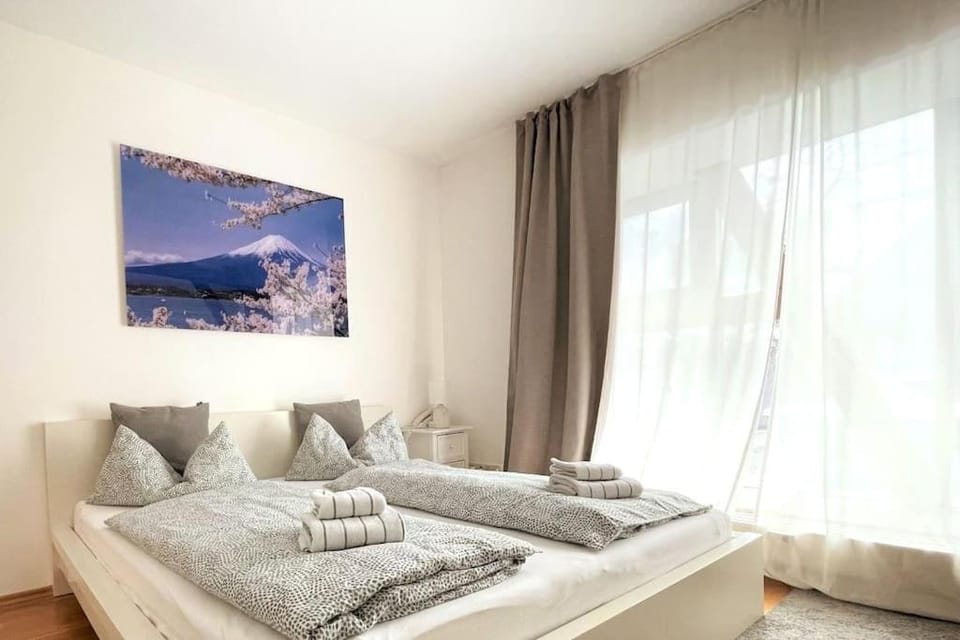 Bed, Bedroom, towels