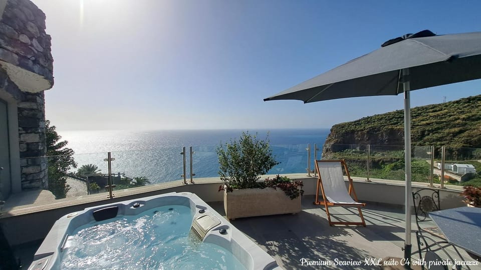 Hot Tub, Hot Tub, Balcony/Terrace, Dining area, Sea view, sunbed