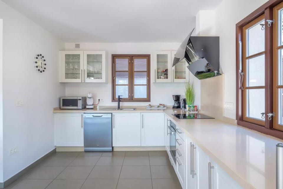 Kitchen or kitchenette, dishwasher, minibar, oven, pet friendly, stove, toaster