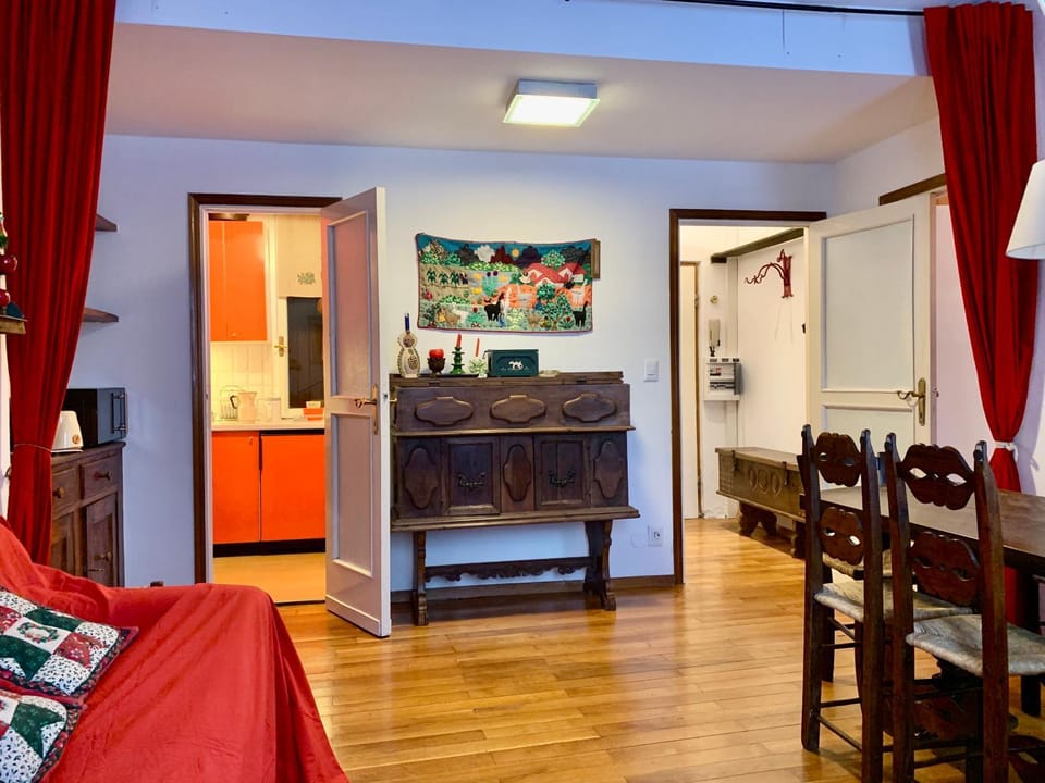 Kitchen or kitchenette, Living room, Dining area